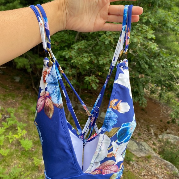 Women’s swimming suit one piece. Adjustable straps on the back. Size M. - Picture 4 of 4